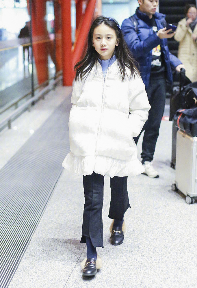 田亮与女儿森碟现身机场,11岁女娃肤白貌美大长腿.