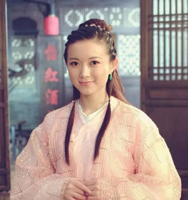 《武林外传》里的最美遗珠，如今整得六亲不认，双眼皮比卧蚕还大了…