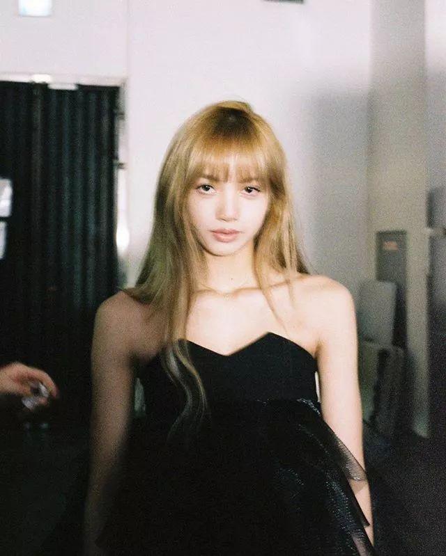 Lisa心机好深啊，为了显腿长居然这样穿牛仔裤！