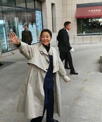 60岁倪萍举办讲座，网友：越来越网红了？