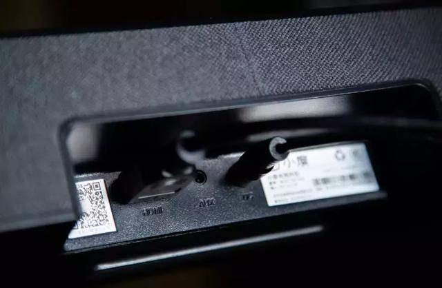 下班回家，总看见老婆对着电视机说话……