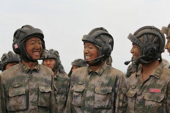 坦克兵都是什么样?个个是猛男,没点力气都干不了坦克兵