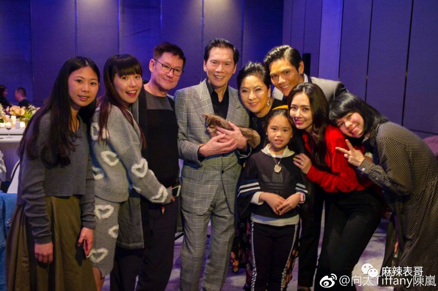 一个女女绯闻，一个背景深厚，郭碧婷和向佐的八卦才是真精彩