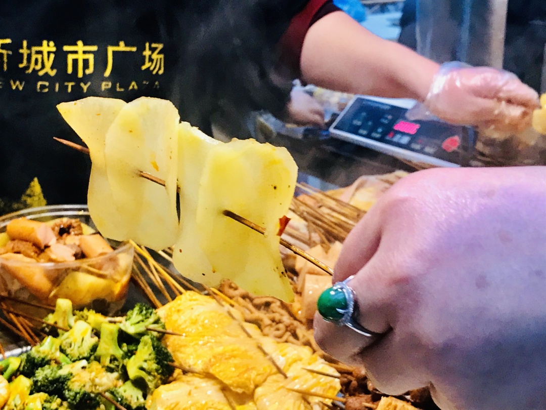 乱逛 我本打算只揣20块去新城市夜市，结果……