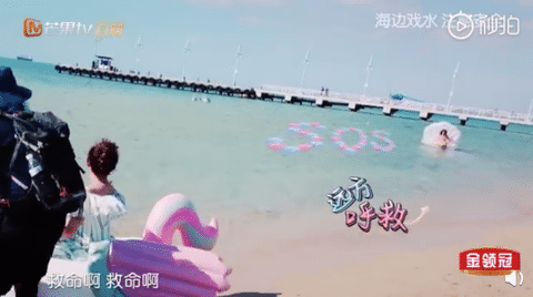 谢娜被海水冲走呼救无人应，同行妻子团表情亮了！