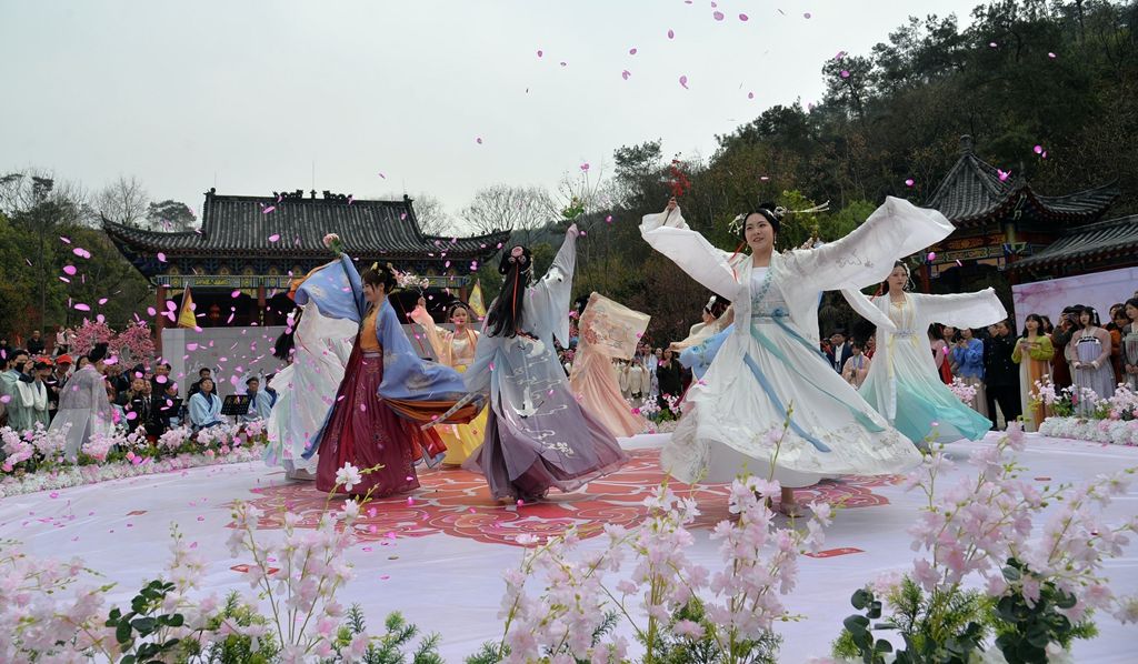 湖北襄阳第三届花朝节在黄家湾开幕将持续至4月底