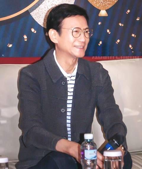 72岁郑少秋近照曝光，网友:说52岁我都相信！