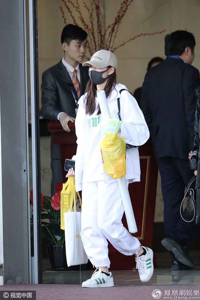 孟美岐嘻哈装亮相机场 赖美云包裹严实、yamy露腿秀身材