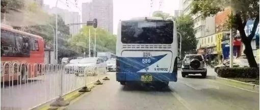 这样闯红灯居然不扣分？不闯反倒被罚？