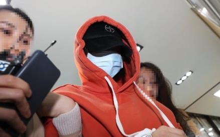 黄荷娜被警方逮捕！包裹严实认不出人，双手被捆一言不发