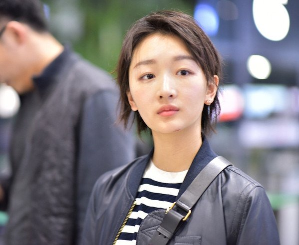 周冬雨头发越剪越任性完全靠颜值撑!深夜收工为什么气色还这么好