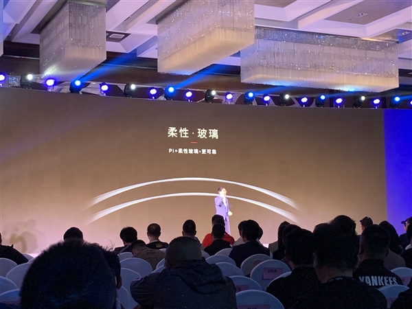 可穿戴智能手机努比亚α发布：eSIM卡加持 价格感受下