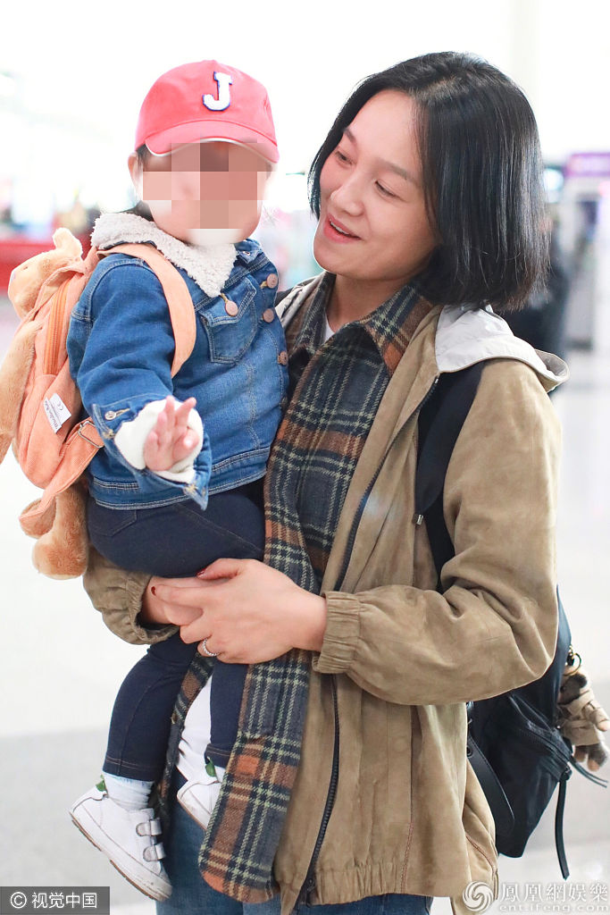 朱丹懒理老公周一围争议 首次带女儿亮相细节充满母爱