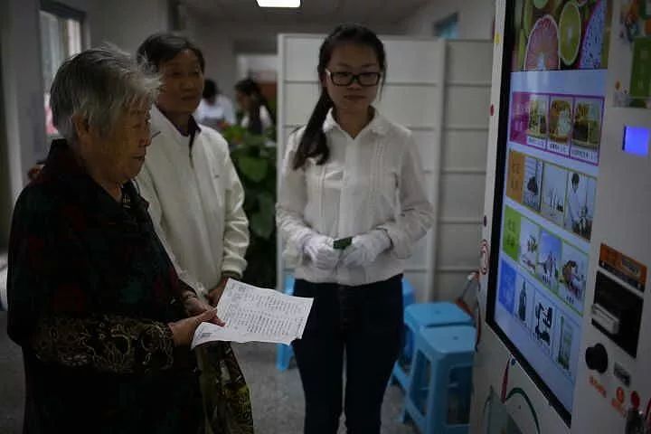 移动支付、网上购物难倒老人：用一次自助结账，血压都高了