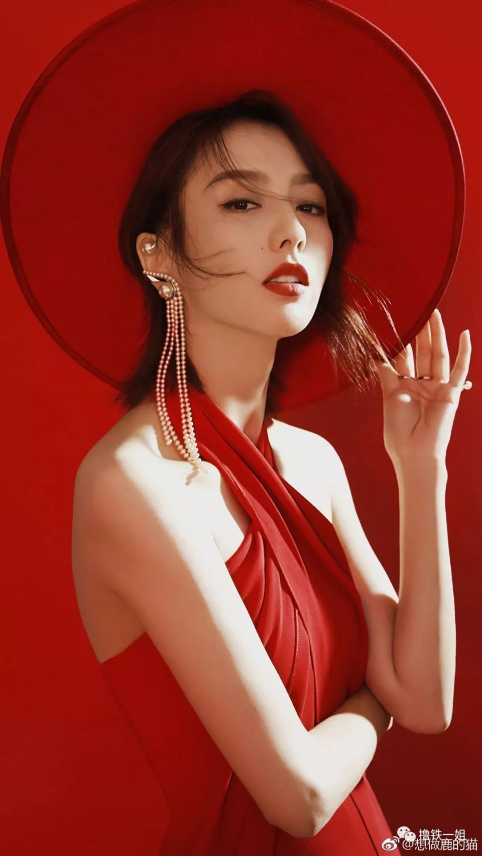 佟丽娅胖了之后又颜颠了！但后背挤出一大坨丸子肉也太难看了！