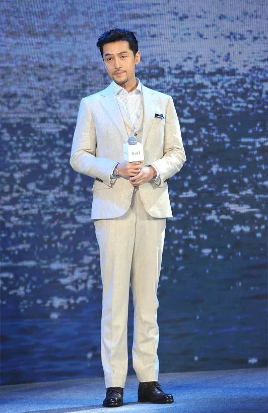 胡歌又在散发魅力,穿亚麻色西装好绅士,37岁留络腮胡更有男人味