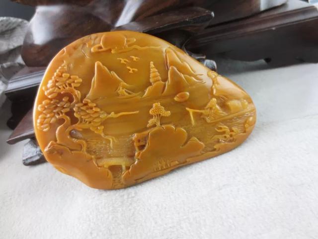 你认得出黄翡和黄龙玉吗?这两种玉石,哪种比较好?