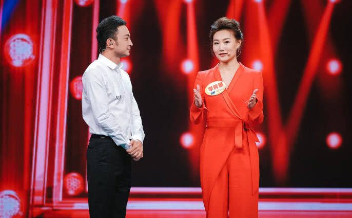 央视主持人李梓萌竟戴假发工作13年，摘下假发后网友都惊呆了！