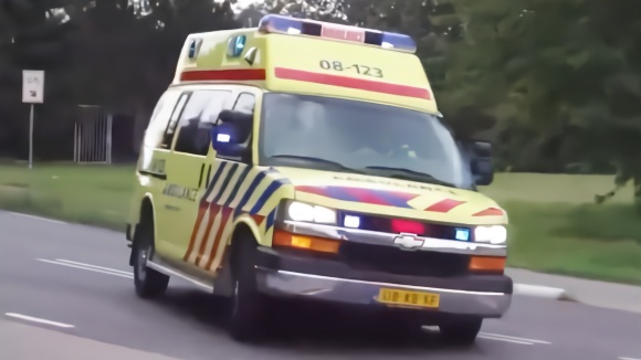 荷兰重型救护车疯狂危险驾驶出警 高速过弯