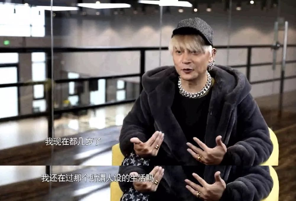 反抗人设的英雄和哗众取宠的小丑间,站着陈志朋