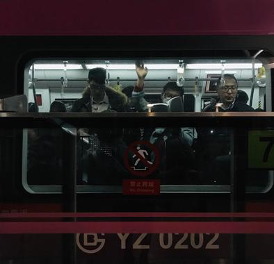 北京地铁上的读书人