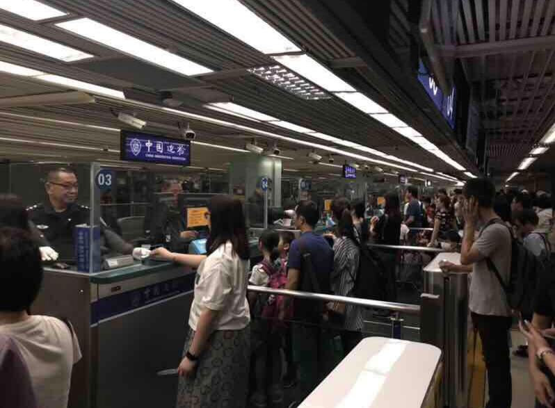视频|人从众!19日罗湖口岸香港旅客集中入境