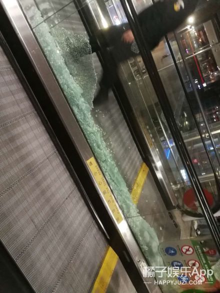 吴亦凡南京演唱会为妈妈献唱 虹桥机场玻璃被粉丝挤碎