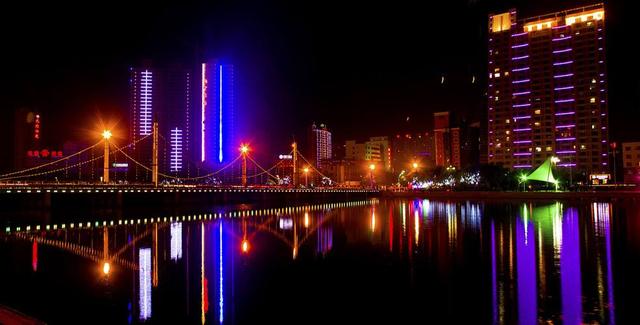 丝绸之路 | 库尔勒:500公里无人沙漠公路,你需要吃口香梨压压惊