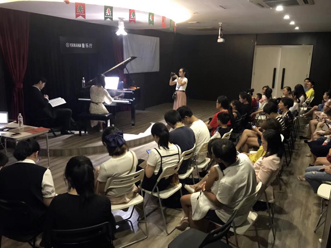 青年钢琴演奏家赵明，在浙江丽水成功举办钢琴公开课