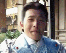 被偷拍时明星的反应,热巴捂脸笑,陈伟霆成乖宝宝,她直接发飙
