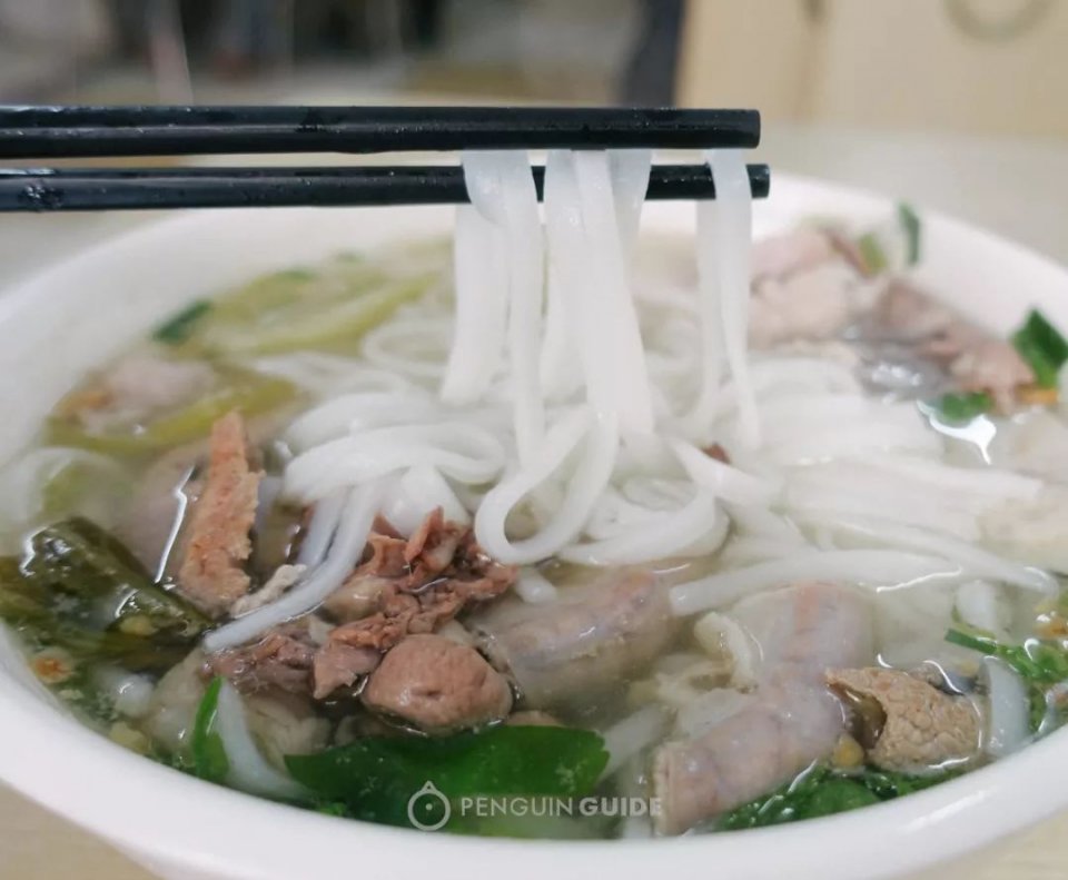 粿条的米浆比例高,韧性就没那么强,质地厚实又莹润.