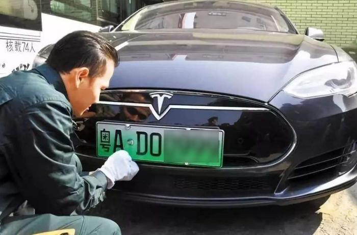 部分烧油的路虎奥迪,为啥也能挂绿牌?听交警说完,后悔没早知道-678汽车生活