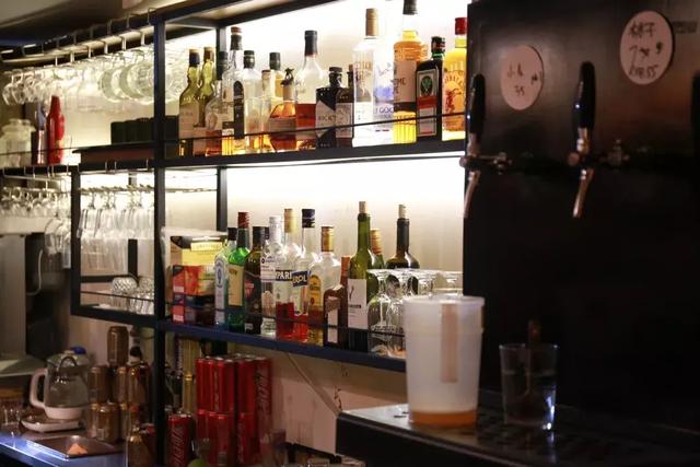 他是京圈酒吧十年老炮儿,不谈情怀只卖酒,还开了首家快闪酒厂