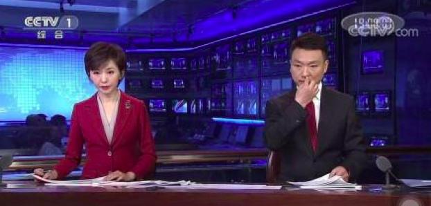 央视主持人康辉抠鼻孔画面被直播，观众直呼：真实