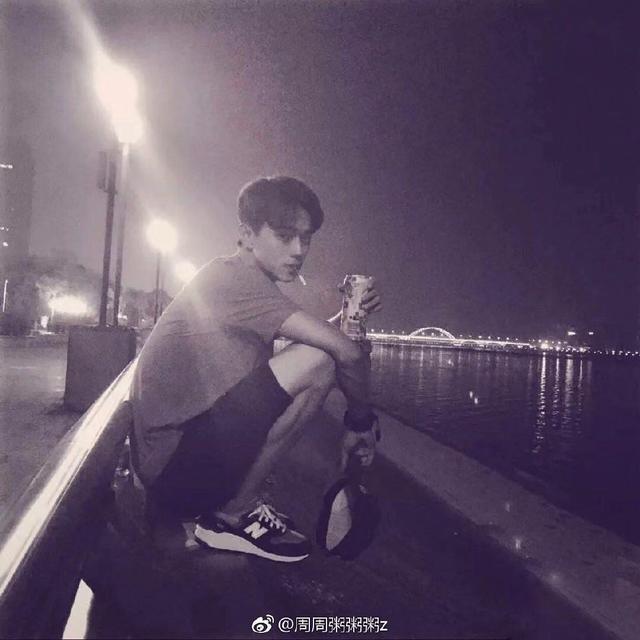许凯抽烟照太多因网友吐槽:“网红才爱照这种类型的照片”