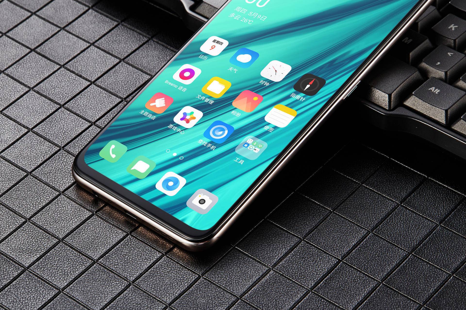 oppo a9冰玉白图赏:宝石般的外观质感,超高阶的使用体验