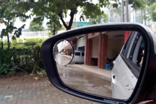 汽车的后视镜上，有必要安装小圆镜吗？看完后，长知识了！