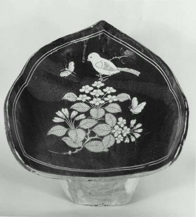金代磁州窑黑地白剔花花鸟纹荷叶形枕.jpg