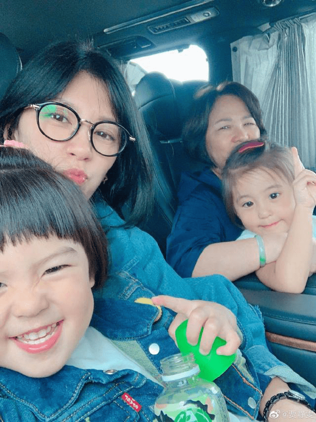 贾静雯带2个女儿与母亲游迪士尼，祖孙4人同框超温馨
