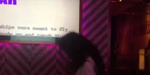 王菲女儿李嫣深夜蹦迪玩嗨了，网友：她才13岁啊！