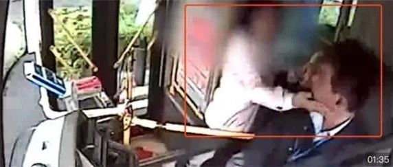 乘客要注意！抢方向盘取消落户，掌掴司机判刑4年