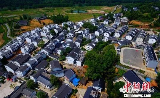 图为航拍"黄庭坚故里"江西省九江市修水县杭口镇双井村全貌,一排排