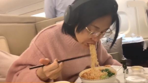 许晴飞机上狂吃？但她却被曝长期不用咬肌防止发胖