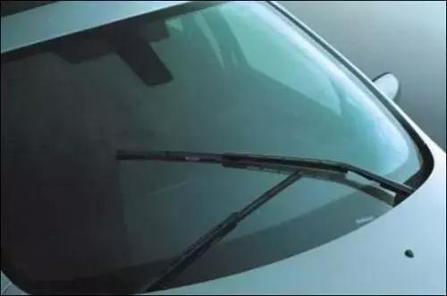 车窗上玻璃下边的小黑点它的作用你知道吗