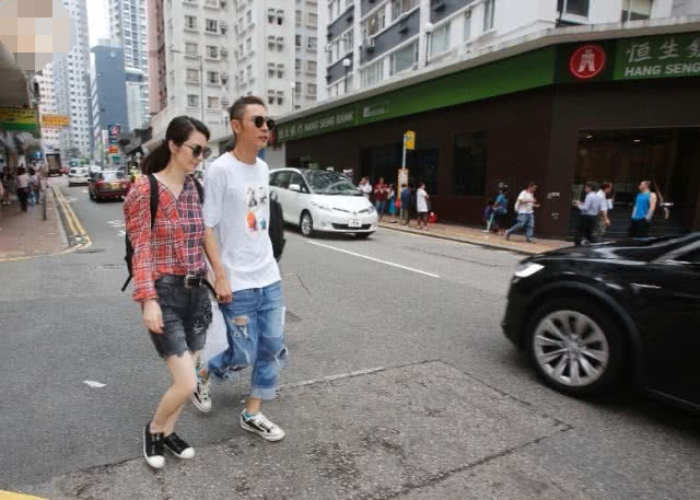 洪欣大获全胜！张丹峰买150万豪车送她，还买花亲自道歉