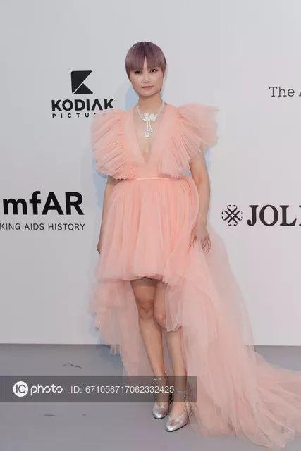 李宇春粉嫩纱裙又美又仙！但却意外暴露真实腿型，太惨烈了