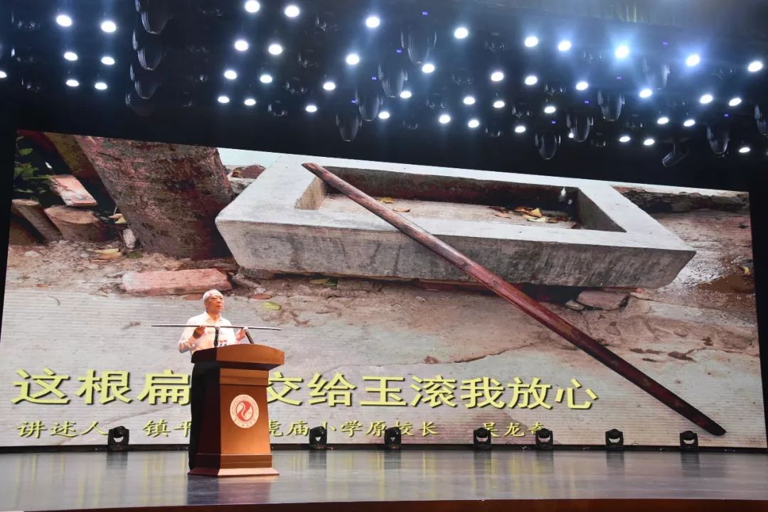 张玉滚先进事迹报告会在郑州举行