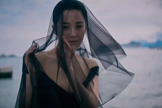 许晴一起床就自拍，不但曝光50岁素颜还意外公开奢华豪宅