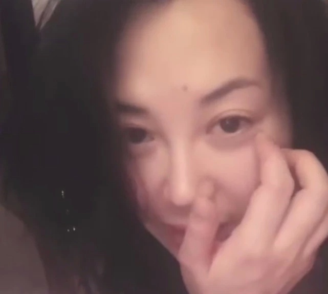 许晴一起床就自拍，不但曝光50岁素颜还意外公开奢华豪宅