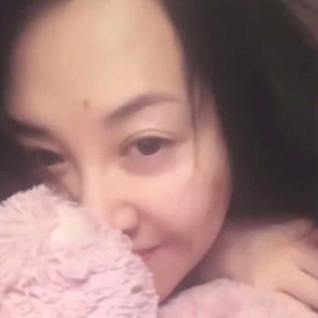 许晴一起床就自拍，不但曝光50岁素颜还意外公开奢华豪宅